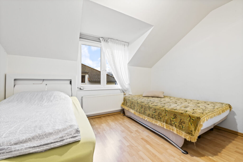Schlafzimmer DG